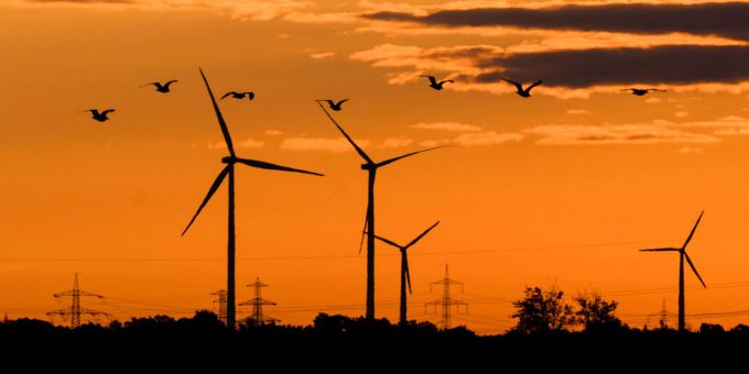 Windräder nahe der niedersächsischen Landeshauptstadt Hannover. windräder