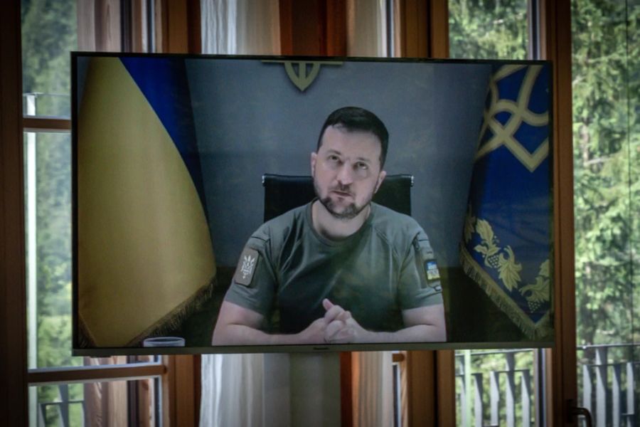 Der ukrainische Präsident Wolodymyr Selenskyj ist per Video an einem Nato-Gipfel zugeschaltet. Als Folge des Ukraine-Kriegs will er dem Militärbündnis schnellstmöglich beitreten.