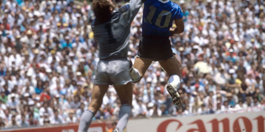 Fussballgeschichte: Diego Maradona (r) überlistet mit der «Hand Gottes» England-Keeper Peter Shilton.