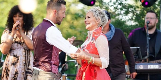 Jede «Bauer sucht Frau»-Staffel beginnt traditionell mit dem Scheunenfest. Jede «Bauer sucht Frau»-Staffel beginnt traditionell mit dem Scheunenfest.