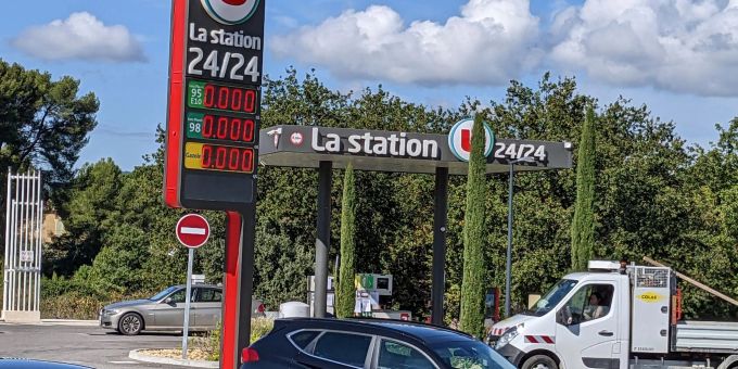 An dieser Tankstelle in Saint Pierre de Vassols sind sowohl das Benzin wie auch der Diesel ausgegangen. frankreich