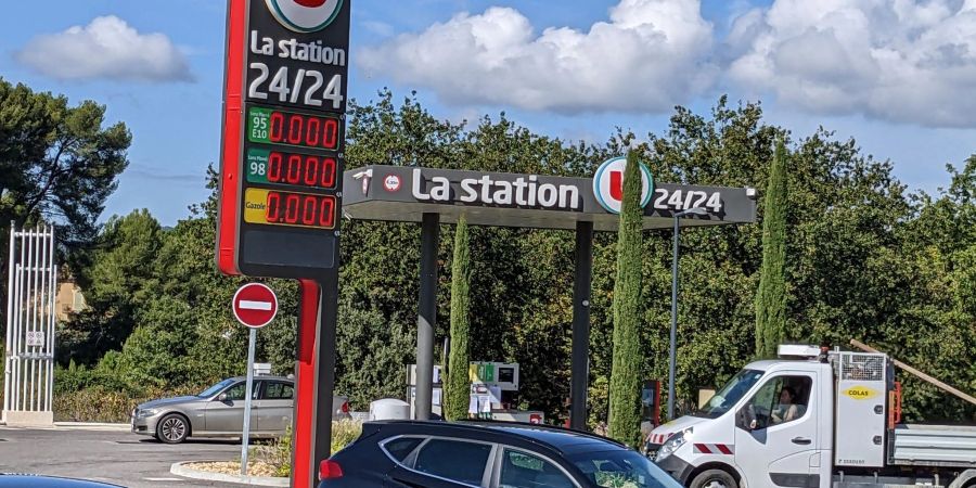 An dieser Tankstelle in Saint Pierre de Vassols sind sowohl das Benzin wie auch der Diesel ausgegangen.