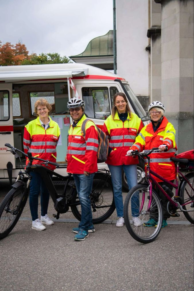 Josta, Mike, Svjetlana und Renate vom Samariterverein Herrliberg stehen am SlowUp im Einsatz.