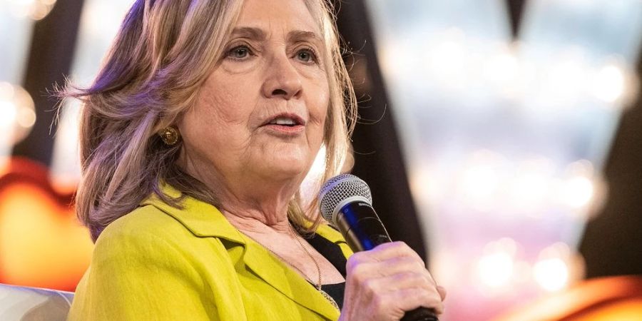 Hillary Clinton greift ein.