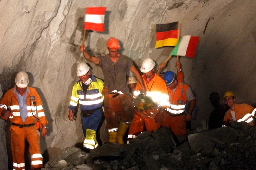 Bauarbeiter feiern den Durchbruch des Lötschberg-Tunnels West am 9. Juli 2003, in Raron VS.