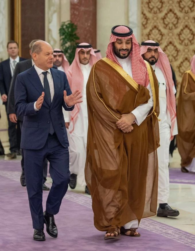 Der Kronprinz des Königreichs Saudi-Arabien, Mohammed bin Salman al-Saud, und der deutsche Bundeskanzler Olaf Scholz (SPD). Saudi-Arabien