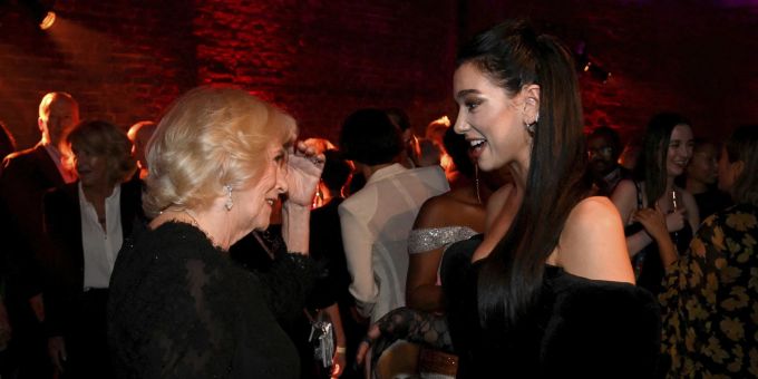 Booker Prize - Königsgemahlin Camilla trifft Dua Lipa