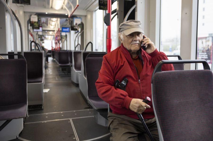 Die nächsten Trams, die in Bern geliefert werden, haben wieder mehr Sitze – wie dieses ältere Modell.