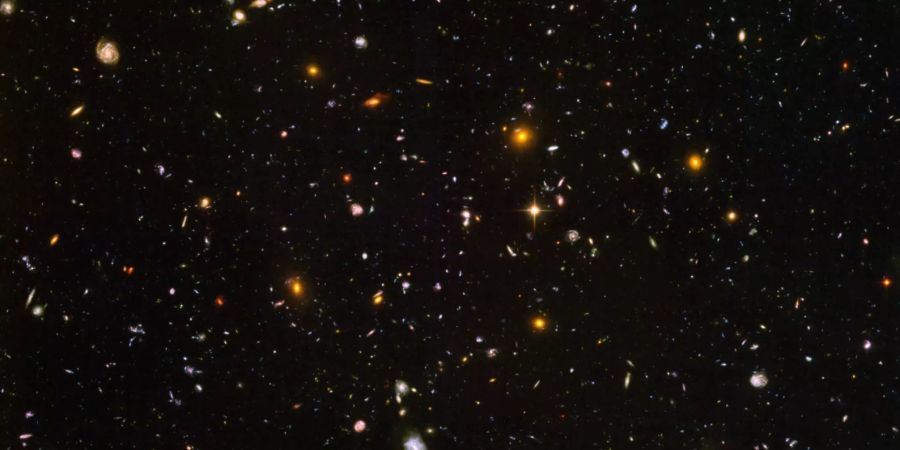 Das «Ultra Deep Field». Hunderte Male umkreiste Hubble die Erde, bis die vielen Details sichtbar wurden. Ein einziger, vierstrahliger Stern ist zu sehen – alle anderen Objekte liegen ausserhalb der Milchstrasse..