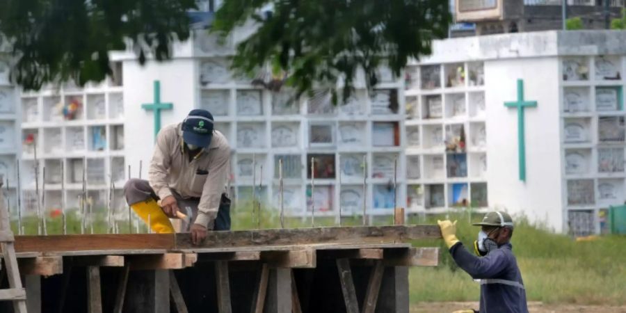 Arbeiter in Guayaquil bauen Grabkammern