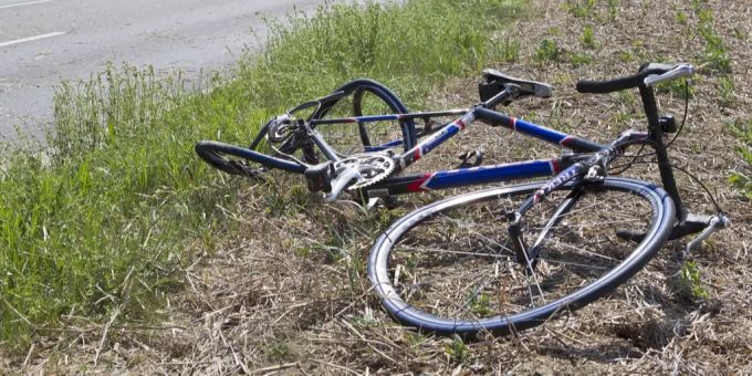 Eine Velofahrerin erlitt in Basel bei einem Sturz schwere Kopfverletzungen. (Symbolbild) Unfall Velo
