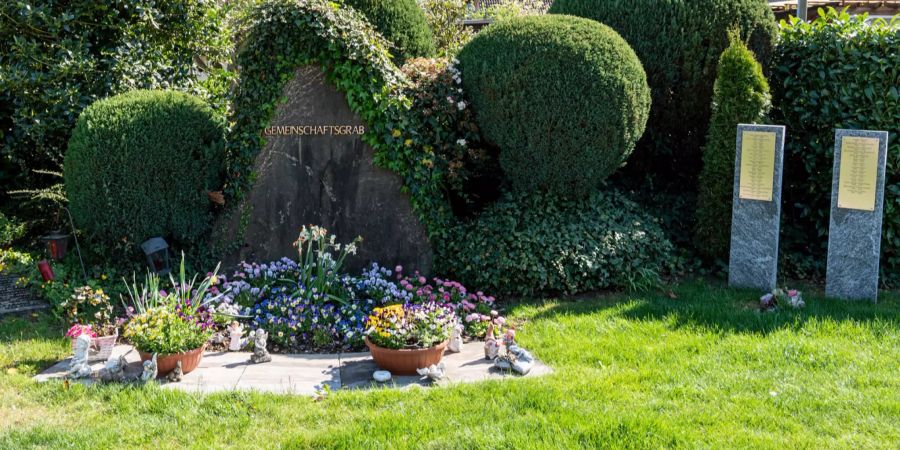 Gemeinschaftsgrab auf dem Friedhof Uttigen.