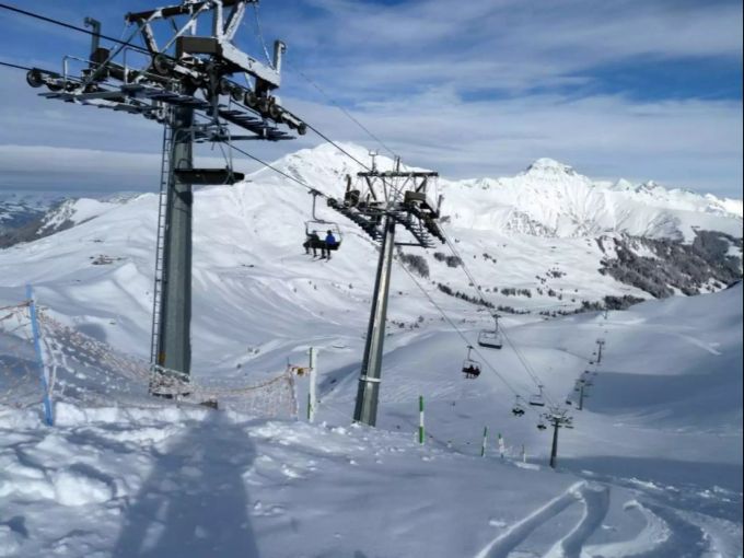 Die Piste vom Luegi oberhalb von Adelboden BE. Hier war das Mädchenunterwegs. adelboden