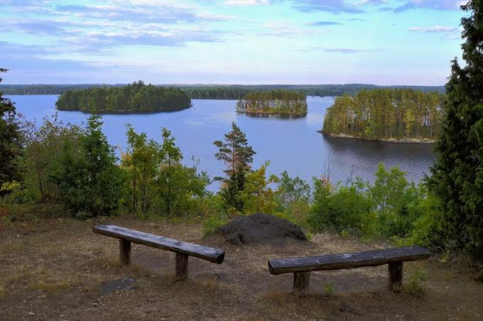 Naturfreunde kommen in Schweden auf ihre Kosten. Sicht auf einen See