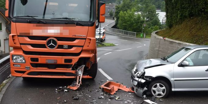 Kollision zwischen Lastwagen und Auto. Kollision zwischen Lastwagen und Auto