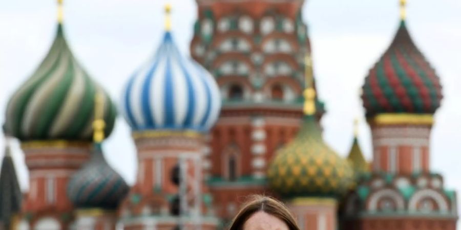 Frau mit Schutzmaske auf dem Roten Platz in Moskau