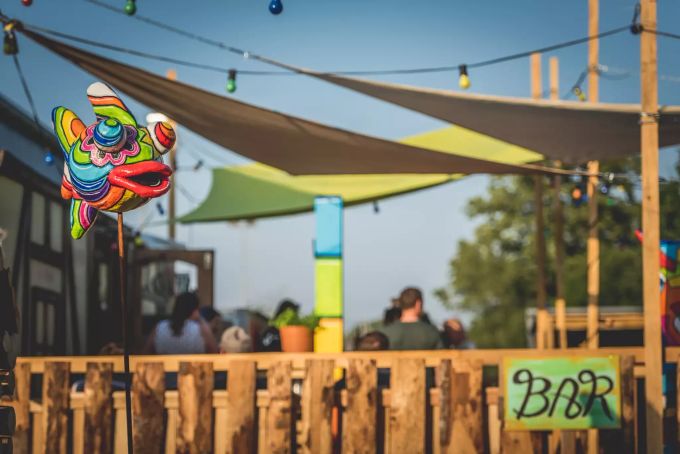 Verschiedene Künstler verschönern mit ihren Arbeiten das Gelände auf ihre Art und Weise. Überseh-Bar Villmergen
