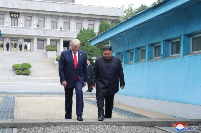 US-Präsident Donald Trump trifft Kim Jong Un in der demilitarisierten Zone zwischen den Ländern. 2019 war es zu einer vorsichtigen Annäherung gekommen, inzwischen geht Nordkorea wieder auf Distanz. Kim Jong Un Trump