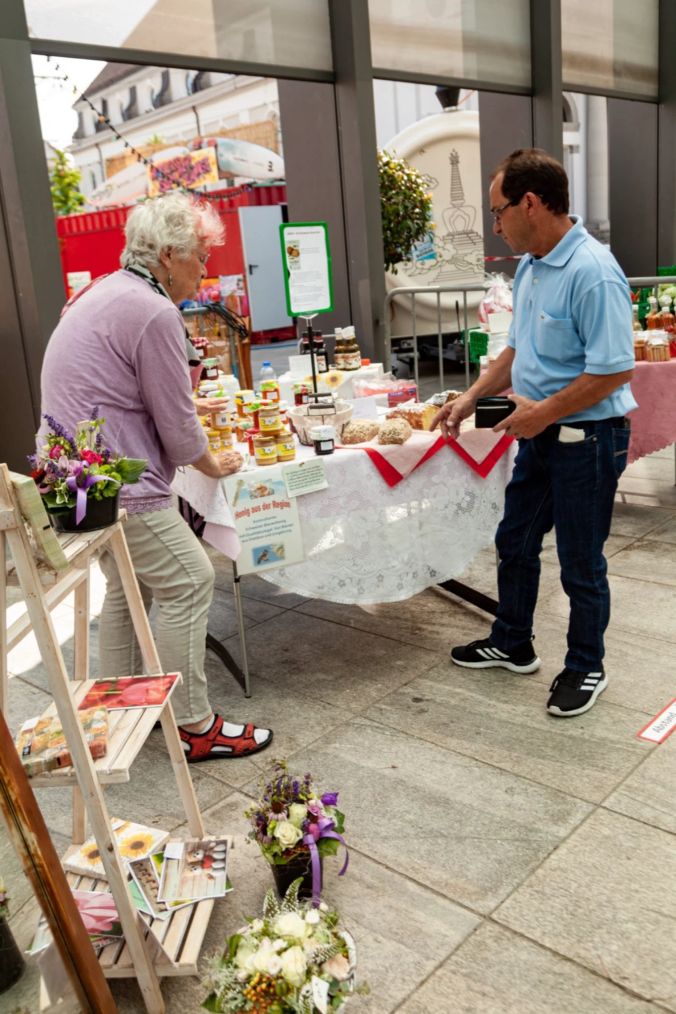 Marie T. verkauft schweizer Bienenhonig, selbstgemachter Kuchen und noch viel mehr