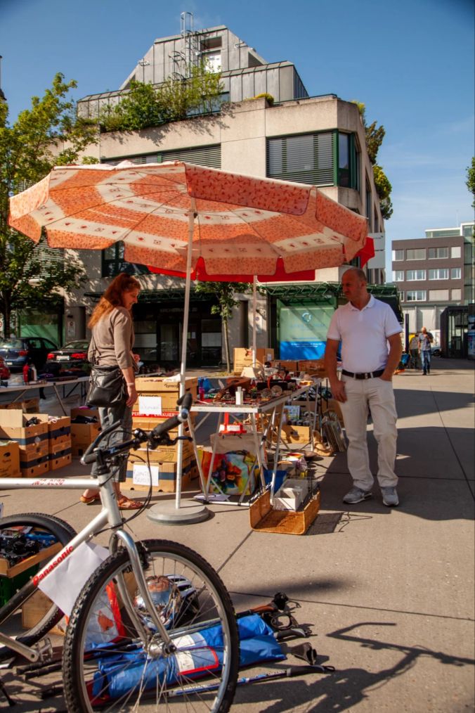 Andrea bereut auch einen Stand hier am Flohmarkt un freut sich sehr heute dabei zu sein
