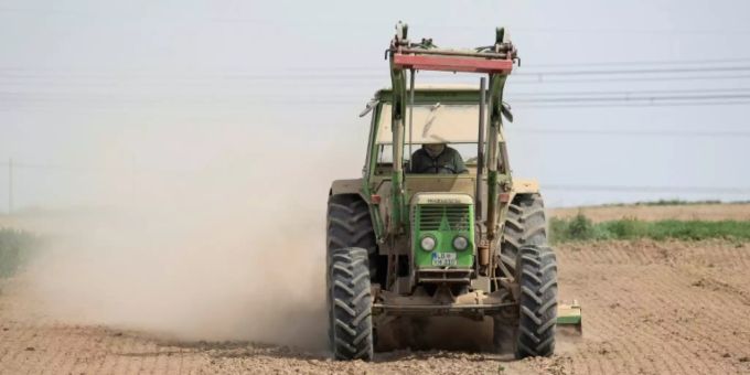 Trecker auf einem trockenen Feld Trecker auf einem trockenen Feld