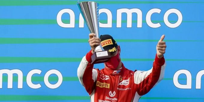Feiert seinen dritten Platz beim Formel-2-Rennen in Ungarn: Mick Schumacher. Mick Schumacher
