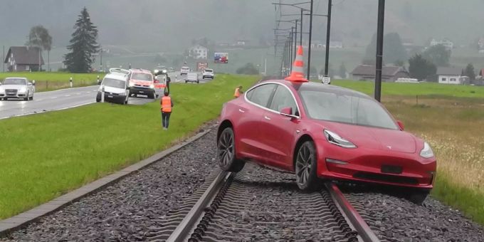 Bennau SZ - Missglücktes Überholmanöver: Auto landet auf Geleisen