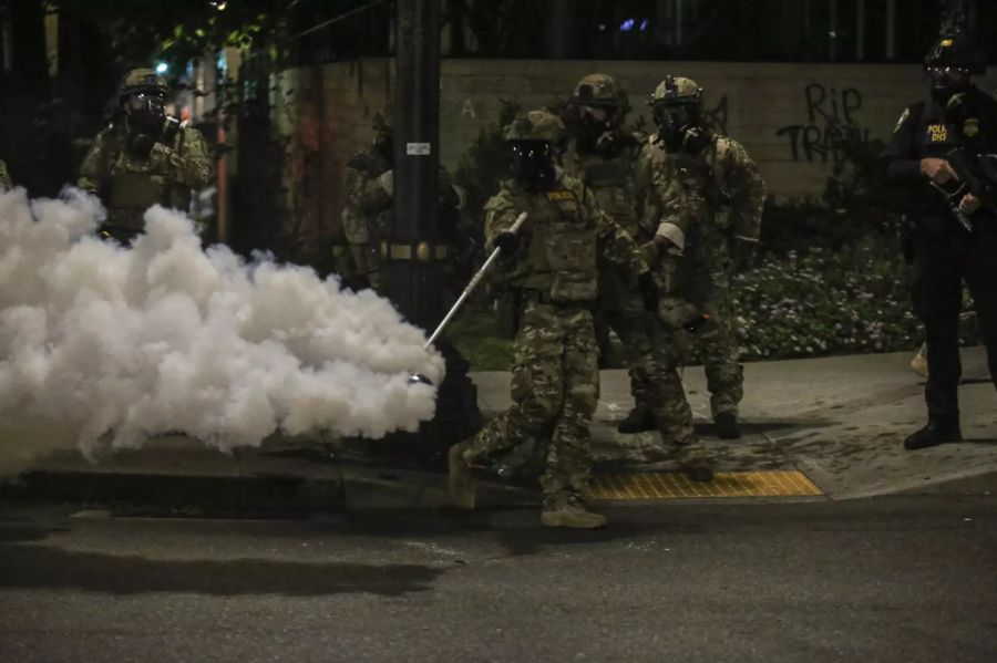 Unmarkierte Beamten des Heimatschutzministeriums beim Einsatz in Portland.