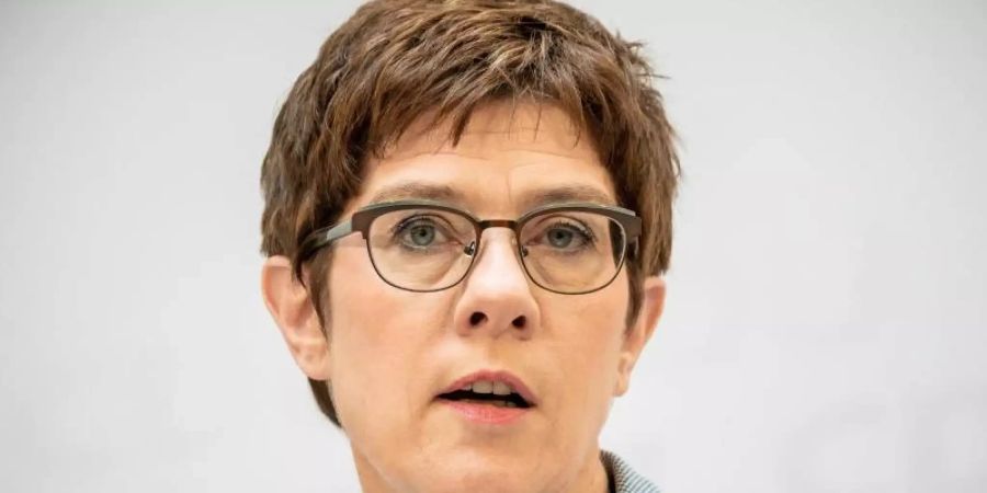 Die CDU-Bundesvorsitzende Annegret Kramp-Karrenbauer auf einer Pressekonferenz. Foto: Michael Kappeler/dpa