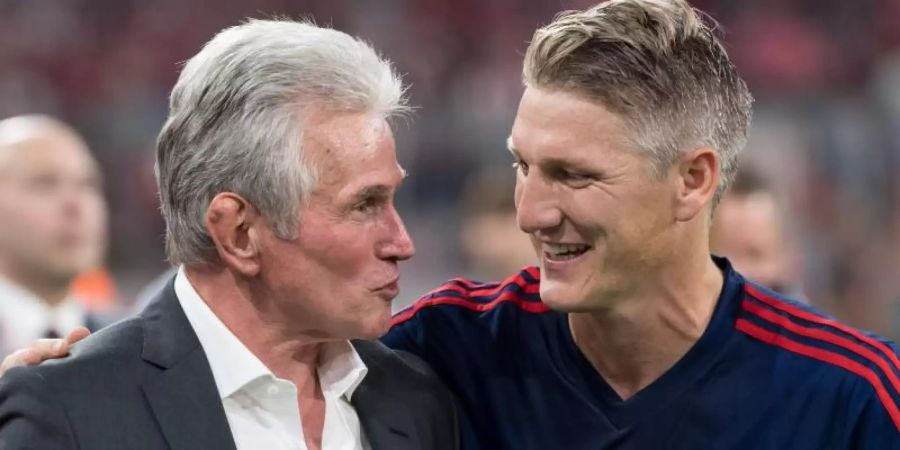 Lobt seinen ehemaligen Trainer Jupp Heynckes (l) als Persönlichkeit: Bastian Schweinsteiger. Foto: Sven Hoppe/dpa