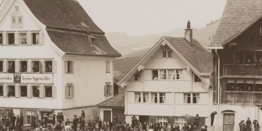 Die Landsgemeinde ist eine über 600 Jahre alte Tradition. Die älteste Aufnahme der Bilderserie des Innerrhoder Landesarchivs stammt aus den 1880er-Jahren.