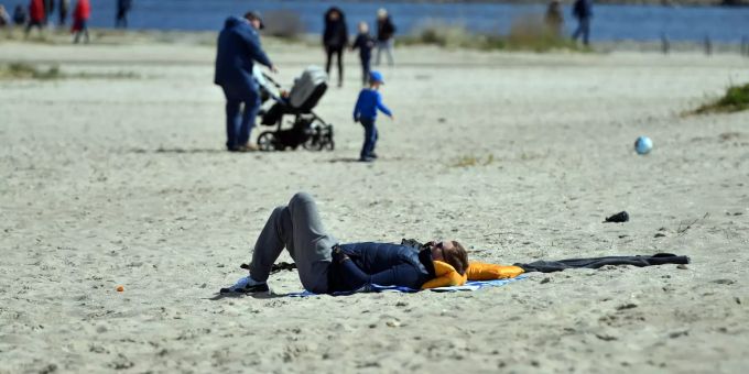 Polen, Swinoujscie: Menschen geniessen das gute Wetter an einem Strand. Das Land lockert seine Restriktionen nur sehr langsam. Coronavirus - Polen