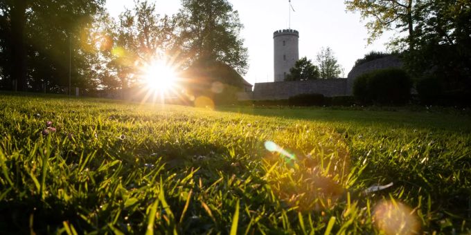 In Coronazeiten ist paradoxerweise ein Aufenthalt im Freien unter der Sonne gesund. vitamin d mangel
