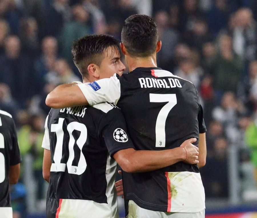 CR7 (r.) jubelt gemeinsam mit Teamkollege Paolo Dybala. (Archivbild)