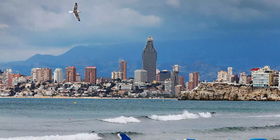 Die spanische Wirtschaft leidet massiv unter der Coronakrise - im Bild ein verlassener Strand in Benidorm. (Archivbild)