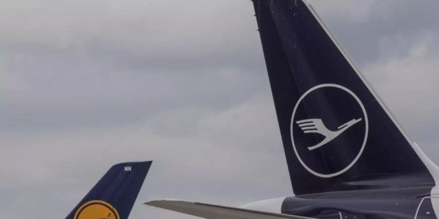 Die Pandemie belastet auch die Lufthansa stark. Die Verhandlungen über ein milliardenschweres Rettungspaket dauern an. Foto: Boris Roessler/dpa