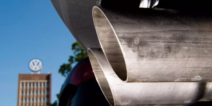 Ein Auspuff eines Volkswagens auf einem Mitarbeiterparkplatz - im Hintergrund Verwaltungshochhaus des VW-Werks. Foto: Julian Stratenschulte/dpa Ein Auspuff eines Volkswagens auf einem Mitarbeiterparkplatz - im Hintergrund Verwaltungshochhaus des VW-Werks. Foto: Julian Stratenschulte/dpa