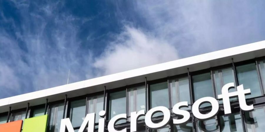 Microsoft profitiert davon, dass momentan viele von Zuhause arbeiten. Foto: Matthias Balk/dpa