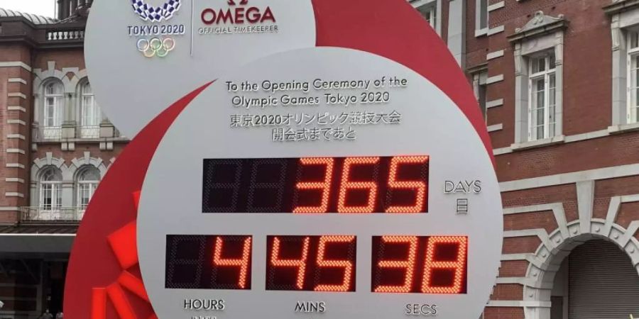 Angehalten: Der Olympia-Countdown Uhr vor dem Zentralbahnhof in Tokio. Foto: Lars Nicolaysen/dpa