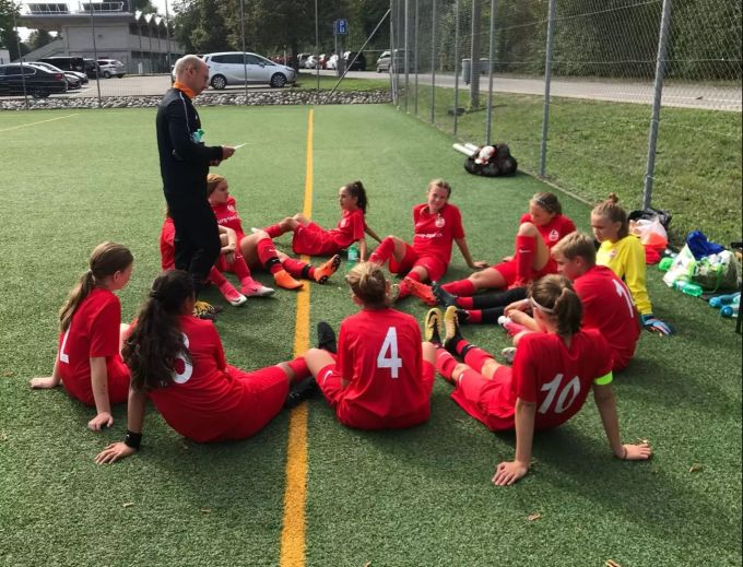 Die Girls des FFC erscheinen ganz in Rot.