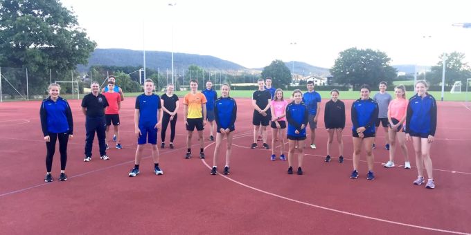 Im gestrigen Training hielt man sich auch als Gruppe an die Abstandsregel. Trainiert wird in der Kreisschule Mittelgösgen. LZ Lostorf Leichtathletikzentrum