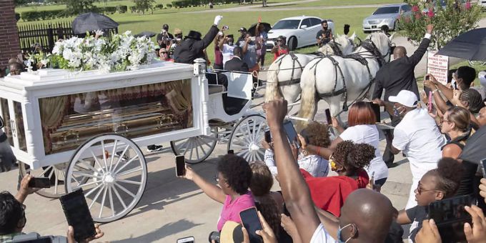 Der Sarg von George Floyd wird in einer weissen Kutsche auf den Friedhof Houston Memorial Gardens transportiert. george floyd beerdigung