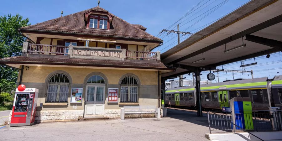 Bahnhof Ostermundigen mit durchfahrendem BLS Zug.
¨ - Ostermundigen