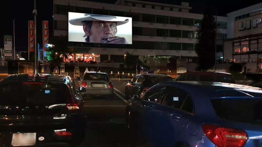 Das Autokino in Dietlikon findet auf dem Jumbo-Parkplatz statt.