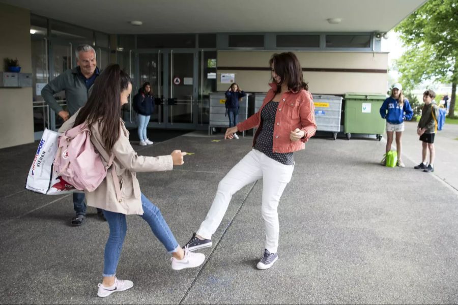 In Thun begrüssen sich Schüler und Lehrpersonen mit einem Zusammenstossen der Füsse.