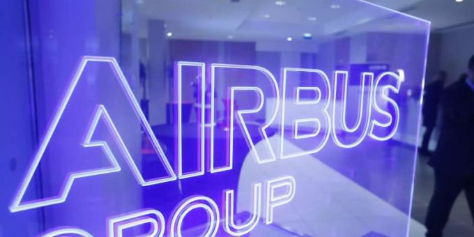 Der Luftfahrt- und Rüstungskonzern Airbus hat in der Krise die Produktion zurückgefahren. Foto: Guillaume Horcajuelo/EPA/dpa airbus