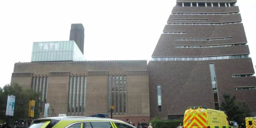 Einsatzwagen stehen nach der Tat im August 2019 vor der Tate Modern in London. Foto: Yui Mok/PA Wire/dpa