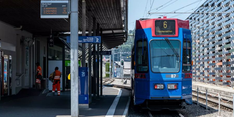 BernMobil Tram der Linie 6 beim Bahnhof Worb.