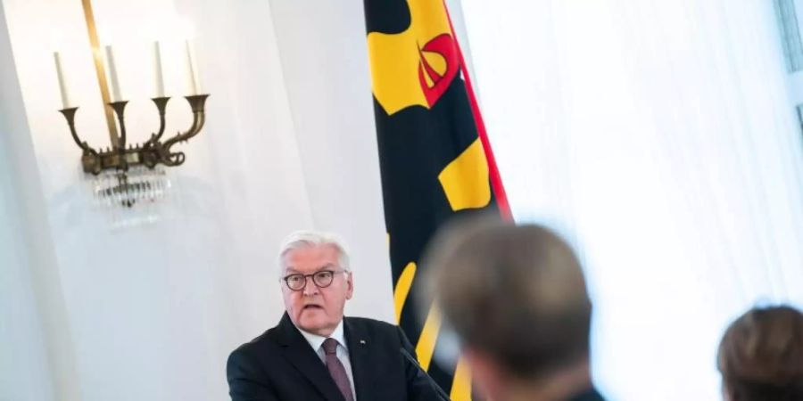 Bundespräsident Steinmeier spricht anlässlich der Entlassung des Präsidenten des Bundesverfassungsgerichts, Vosskuhle, im Schloss Bellevue. Foto: Bernd von Jutrczenka/dpa Pool/dpa