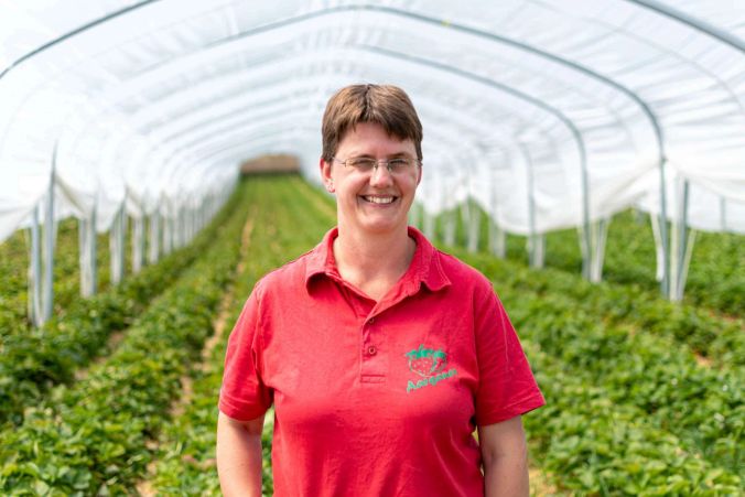 Mirjam Wietlisbach vor ihren Erdbeerstauden.